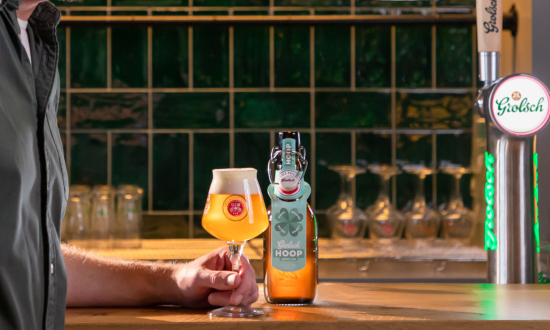 Grolsch Hoop speciaalbier in de hand